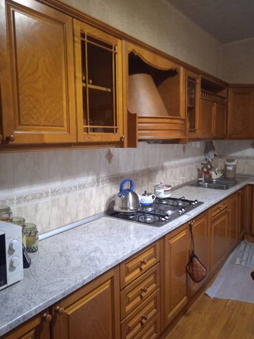 Mətbəx mebeli: Təmiz taxta, uzunluğu 7 metrədən artıq, eni 60 sm (hündürlüyü 90 sm 2 — 5