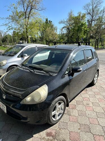 jazz: Хэтчбек Honda jazz черного цвета. Оснащен багажником на крыше, что