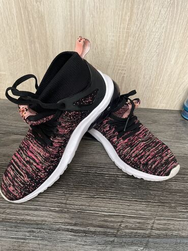 кызыл бирдик: Кроссовки Li-Ning летние надеты 1 раз оказались малы. Брали за 3500