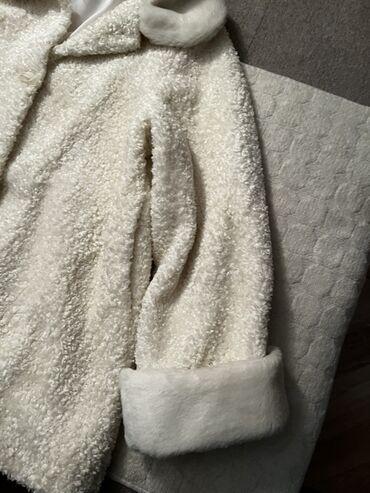 Kaputi: Beli damski kaput od boucle tkanine sa krznenim detaljima - — 2
