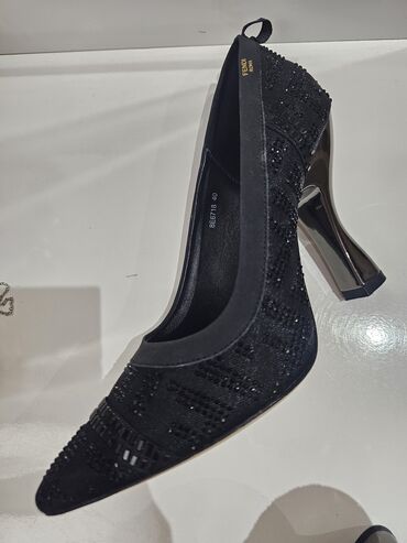qaçış üçün qadın krosovkaları: Туфли, Fendi, Размер: 39.5, цвет - Черный, Новый