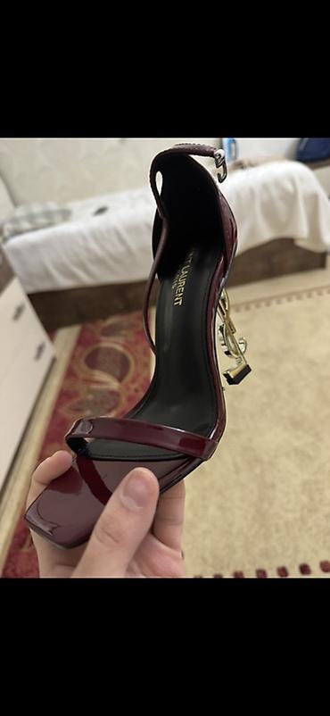 qizil sepler adlarla: YSL (Saint Laurent) Tribute-style qadın sandaleti Hədiyyə — 1