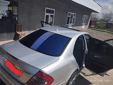 qar tekeri: Mercedes-Benz E-Class sedan, gümüşü rəng. - Korpus: 4 qapılı sedan — 2