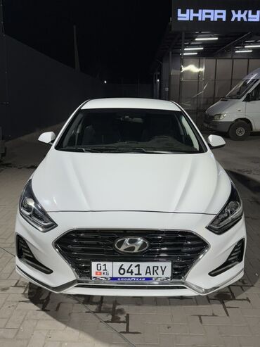 соната 2017 цена: Белый седан Hyundai Sonata с современной решеткой радиатора и четкими