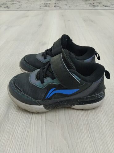 обувь лининг: Кроссовки Лининг 29 размер. Светятся при ходьбе, без царапин, без