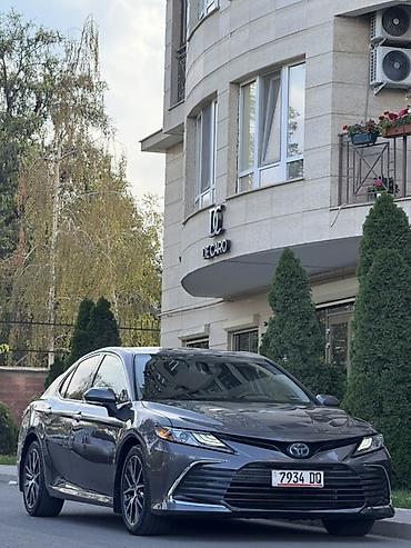 Toyota Camry: 2021 г., Гибрид, Седан
