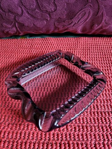 Ostali kućni dekor: Pepeljara vintaz nova,puno staklo. Visina. 2cm — 9