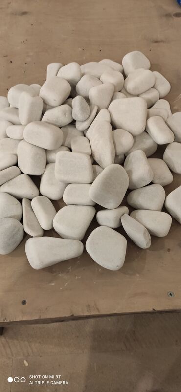 Dekorativ daşlar: Ağ daşlar.Dekorativ Ağ daşlar Təbii daşlardır.kiçik orta və böyük — 2