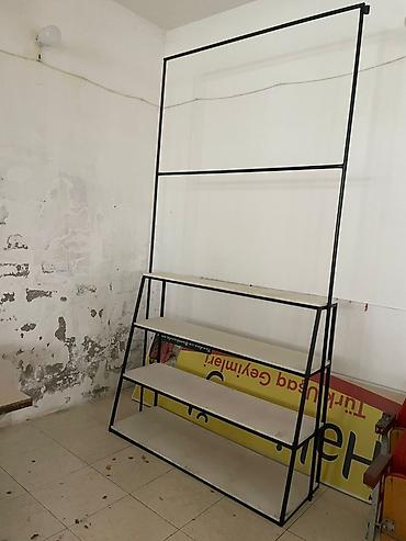 divar rəf: Metal karkaslı vitrin rəf sistemi - Minimalist dizayn: qara metal — 1