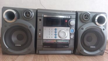 Digər auditexnika: Bu, iki ədəd dinamik və mərkəzi idarəetmə bloku olan boz rəngli