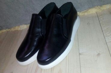 Кроссовки и спортивная обувь: Размер: 40, цвет - Черный, Новый