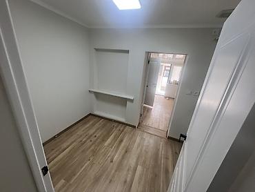 Продажа коттеджей и домов: 🏡 **Продается дом барачного типа с новым ремонтом в Бишкеке!** 📐 — 13