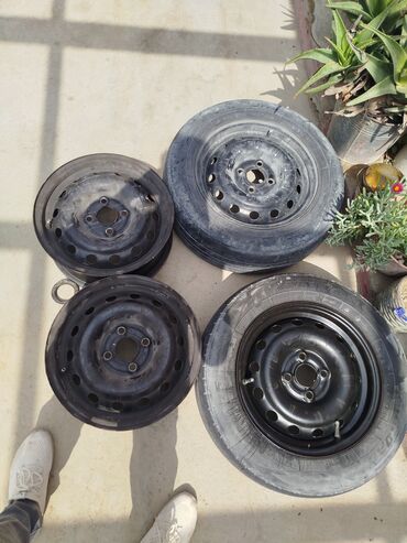 Təkərlər: Disk təkər 185 / 60 / R 14, 4 Boltlu