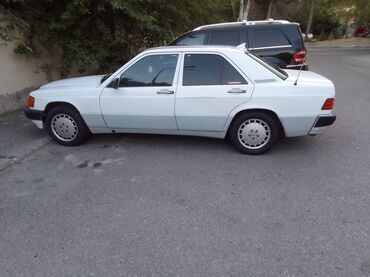Mercedes-Benz 190E sedan. Avtomobil ağ rəngdədir və aşağı hissəsində
