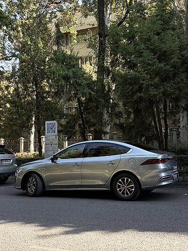 xpeng p7: BYD Qin: 2023 г., 1.5 л, Гибрид, Седан — 2