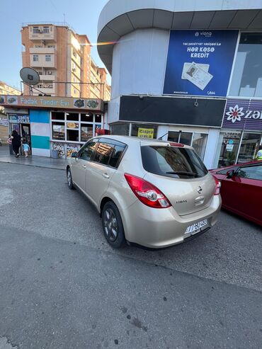 фольксваген поло новый кузов комплектации и цены: Nissan Tiida, qızılı/bej rəng, hetçbek gövdə. Texniki və dizayn