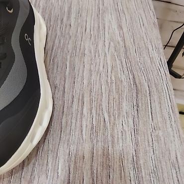boz krosovkalar qadın ucun: Unisex idman ayaqqabısı – qara/boz rəng palitrası, ağ hündür rellefli — 5