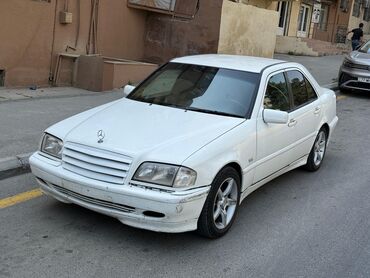 Mercedes-Benz: Mercedes-Benz C‑Class sedan (W202), ağ rəng. - Kuzov: 4 qapılı sedan
