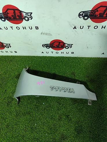 Молдинг на переднее левое крыло для Toyota Avensis 2.0, год 2001. -