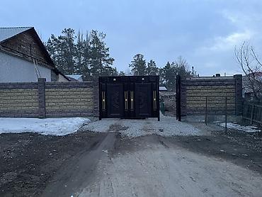 Распашные ворота: Продается дом по улице Боронбай Хан 2/5 барачного типа но с отдельным — 2