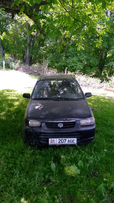 арзан машинелер: Компактный хэтчбек Suzuki Alto черного цвета. Автомобиль имеет пять