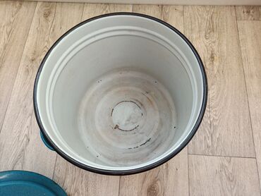 эмалированные кастрюли набор: Чашка алюминиевая диаметр 40 см. Цена 700 сом. Кастрюля алюминиевая 40