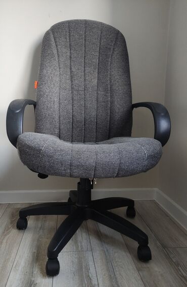 офисные кресла бу: Продаю кресло Chairman 685, серого цвета, отделка ткань, подлокотники