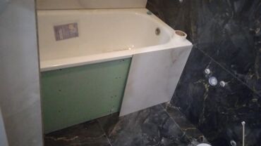 Другая сантехника: Просторная ванная комната в современном стиле, облицованная светлой — 12