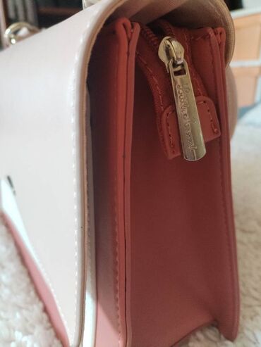 pink torba: Prelepa torba, nova, ima dva kaiša(duži i kraći) ima dosta pregrada i