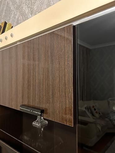 dolab islənmis: TV stendi və vitrinli divar dolabı - Material: laminat/MDFlam ağac — 4