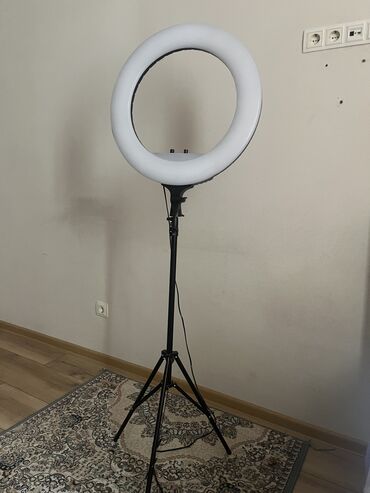лампа кольцовая: Диаметр кольца: 45 см 	•	Тип света: LED (яркий, равномерный и без