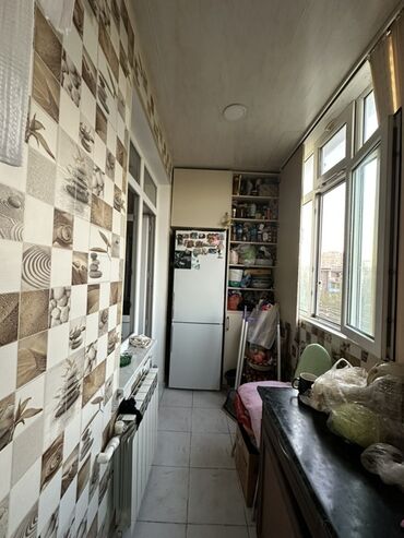 Rəflər, etajerkalar: 🏠 Leninqrad layihəli daş bina 📐 Ümumi sahə: 35 m² 🛋 1 otaqdan 2 otağa — 8