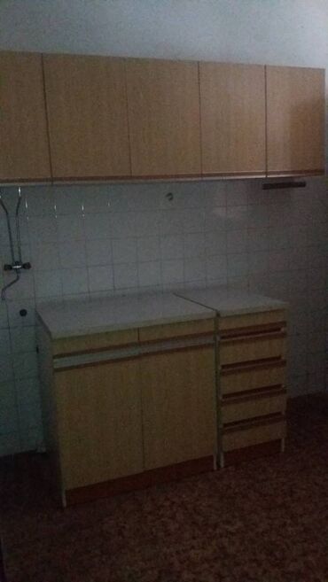 cinije za supu sa poklopcem: KUHINJA - Na prodaju kuhinja zuto-bele boje bez sudopere. Sadrzi 2