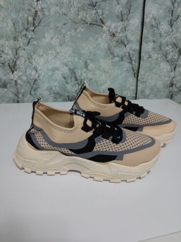 летние обувь: Летние кроссовки размер 40 можно носить как Уни .Адрес Бишкек 5 мкр