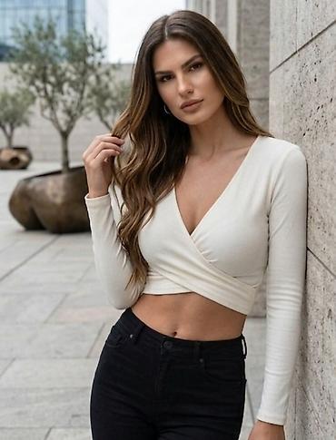 til crveni: Ženski crop top dugih rukava – beli, preklopni dizajn - Model: top sa — 1