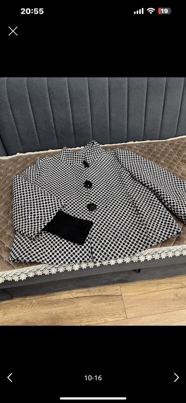 Пальто: 1. Продаю белую куртку Uniglo, новая с этикеткой. Размер 3ХЛ — 9