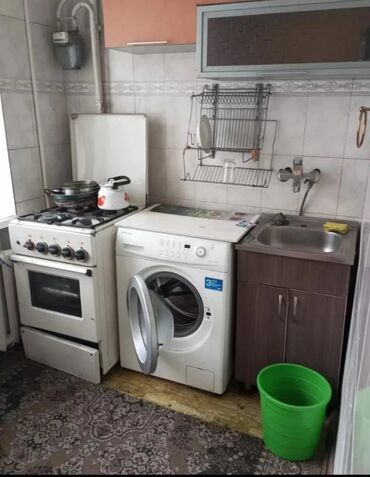 срочно продаётся 1 комнатная квартира в районе ошского рынка по улице молодая гвардия: 3 бөлмө, 64 кв. м, Жеке план, 1 кабат, Эски ремонт
