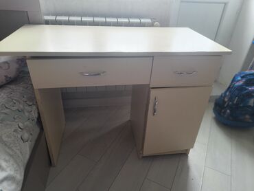 usaq yazı masası: Oğlan və qız üçün, İşlənmiş, Siyirməli, Yazı masası