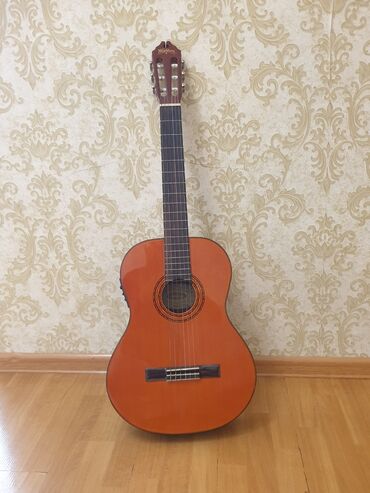 Səs avadanlığı: Akustik gitara, Yamaha, 6 sim