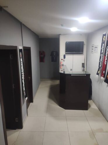 Digər kommersiya daşınmaz əmlakı: Gənclik metrosuna yaxin yerləşən Plestesn ümumi sahəsi 100 kv,m olan — 4