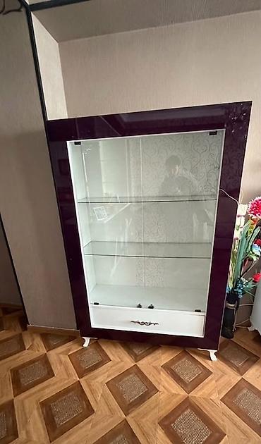 wfaner mebel: Vitrin şkafı, şüşə rəflərlə və alt hissədə çekmecə ilə. Təsviri: - — 1