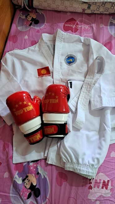 костюм для таэквондо: Продаю кимоно и перчатки для таэквондо ITF на возраст 9-10 лет