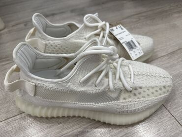 обувь белая: Кроссовки Adidas Yeezy 350 Boost V2, цвет белый (кремовый/молочный)