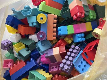 velike igračke: Preko 100 kocki
sa auticima vozicima 1000 din
bez ikakvog ostecenja