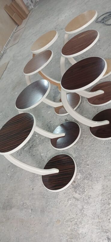 Stend vitrinləri: Bu dəstə müxtəlif rənglərdə və ölçülərdə, ağ, tünd qəhvəyi və bej — 3