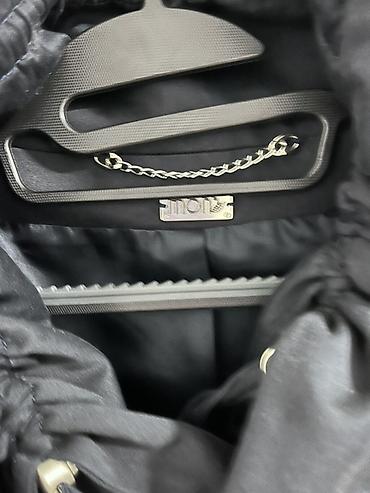 Parke: Ženska crna kraća parka/jakna sa bogatim detaljima. - Brend: Mona — 3