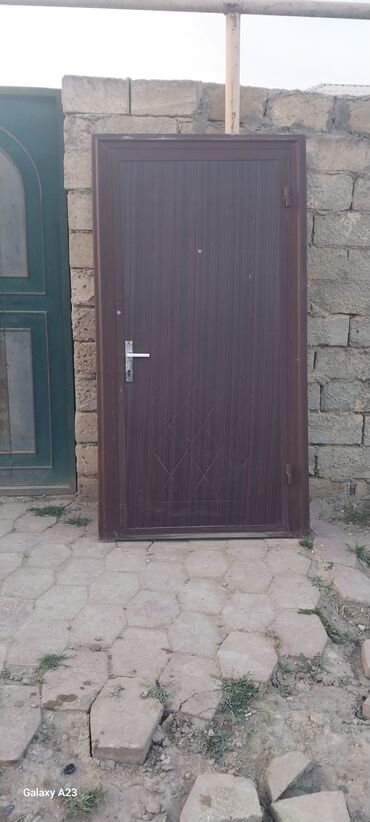 Giriş qapıları: Dəmir qapı satılır eni 0.98 sm hündürü 2.05 sm dir.Apşifkası zamoku
