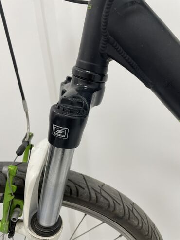 Bicikli za odrasle: Bulls Wildtail bicikl crne boje sa zelenim detaljima. Ima prednje — 10