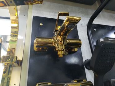 смеситель для душа: Qızılı rəngli duş/banyo qarışdırıcısı - Divar tipli, iki çıxışlı