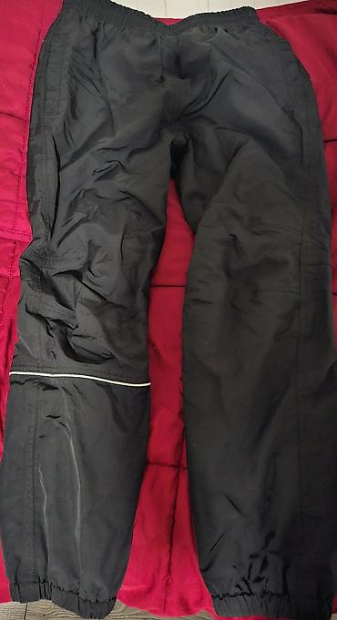 pull and bear torbe: - Crne sportske pantalone od laganog šuškavog materijala. Elastičan — 1